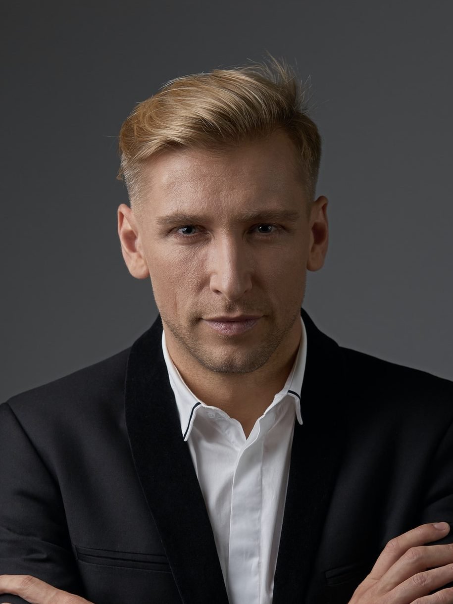 Home-test Close Up Businessman Portrait With Hands Crossed E1616441964477